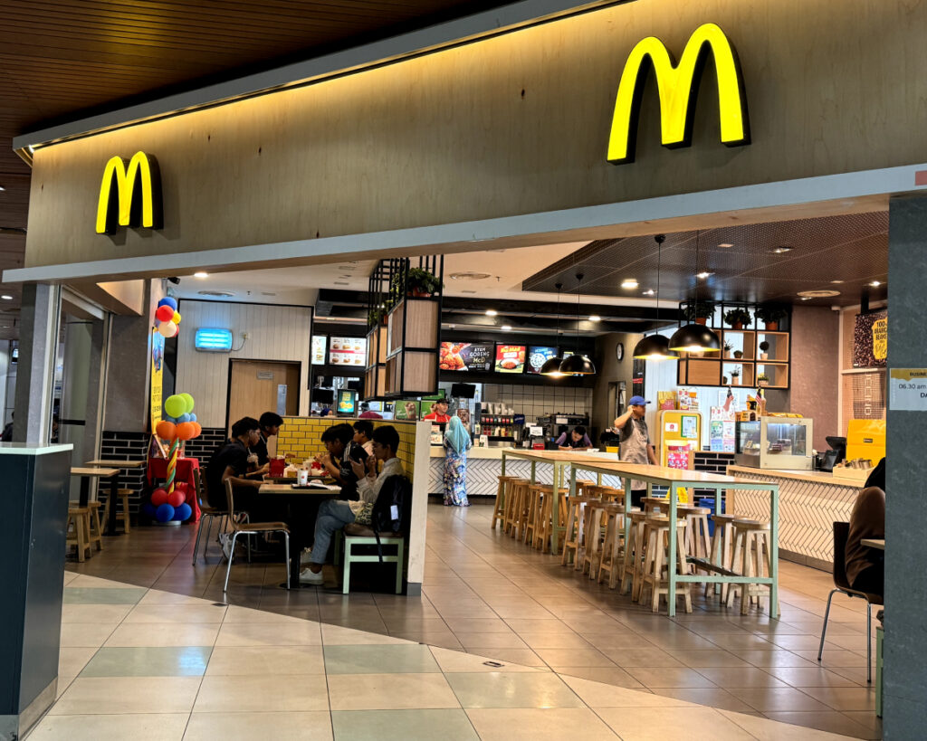 ラブアン空港:マクドナルド