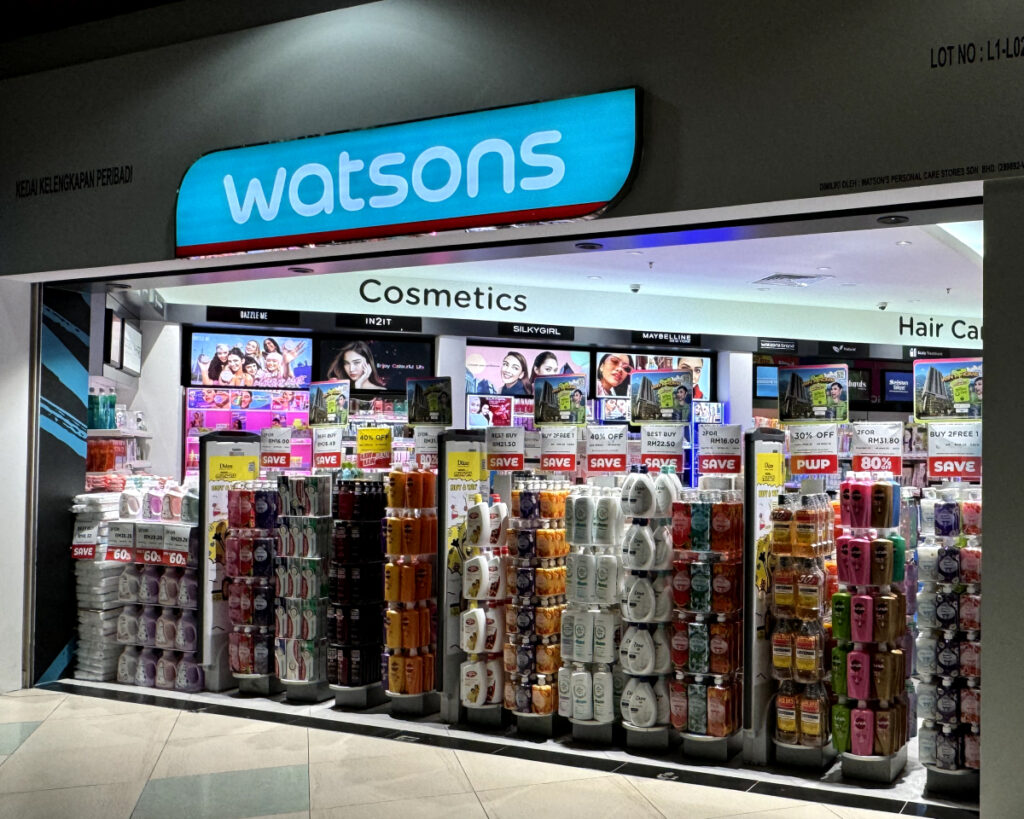 ラブアン空港1階:watsons